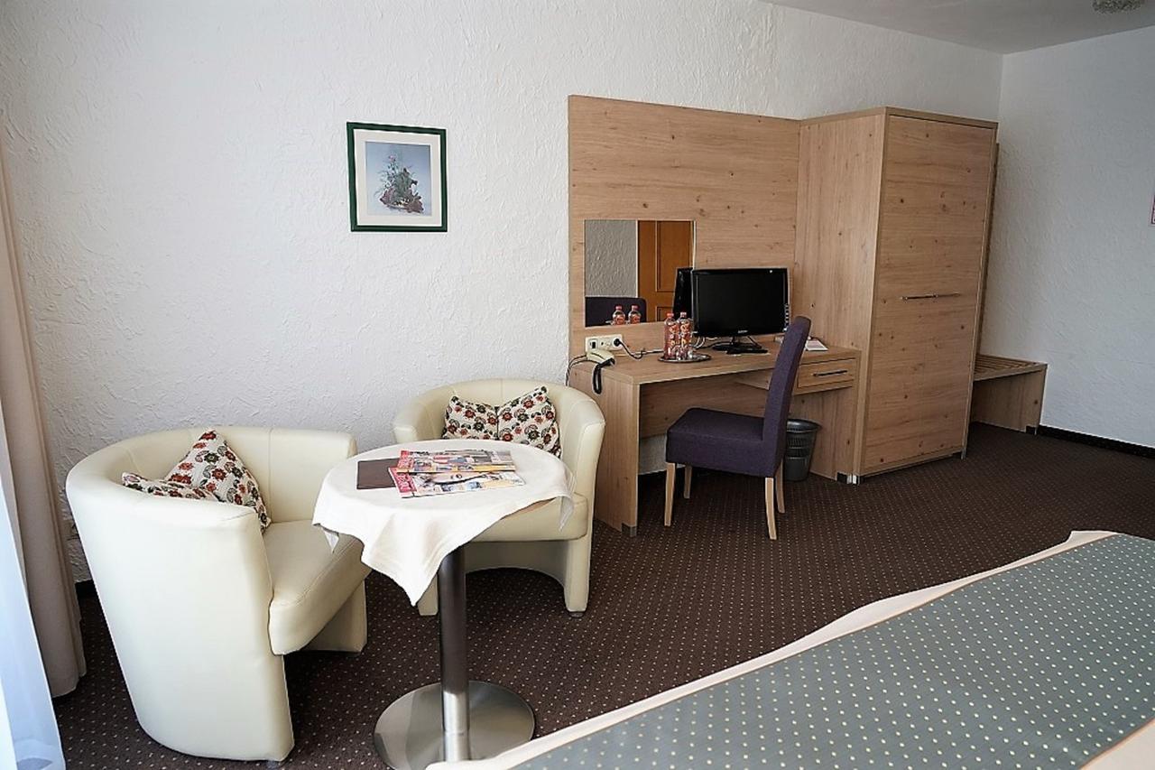 Land-gut-Hotel Zum alten Forsthaus Hürtgenwald Exterior foto